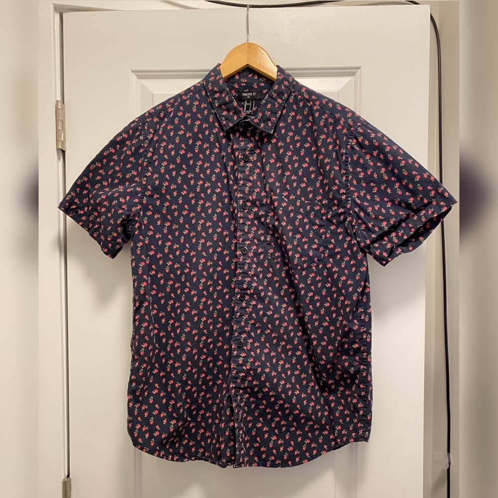 🥀 F21 Red Roses on Black Short Sleeved Button Up